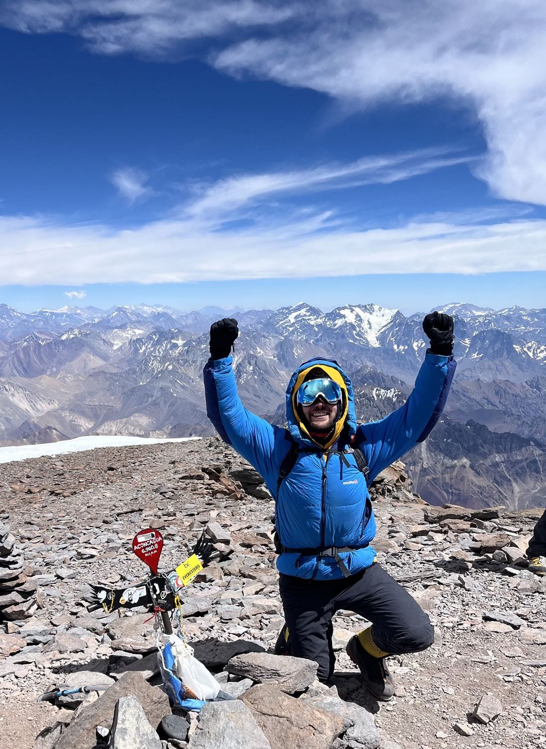 Raphael Mielke am Gipfelkreuz des Aconcagua auf 6.961 Metern, Januar 2024